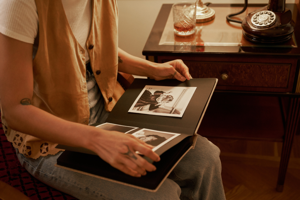 O que sentimos ao rever fotos antigas: reflexões sobre o tempo, nostalgia e o que fomos O que sentimos ao rever fotos antigas: reflexões sobre o tempo, nostalgia e o que fomos