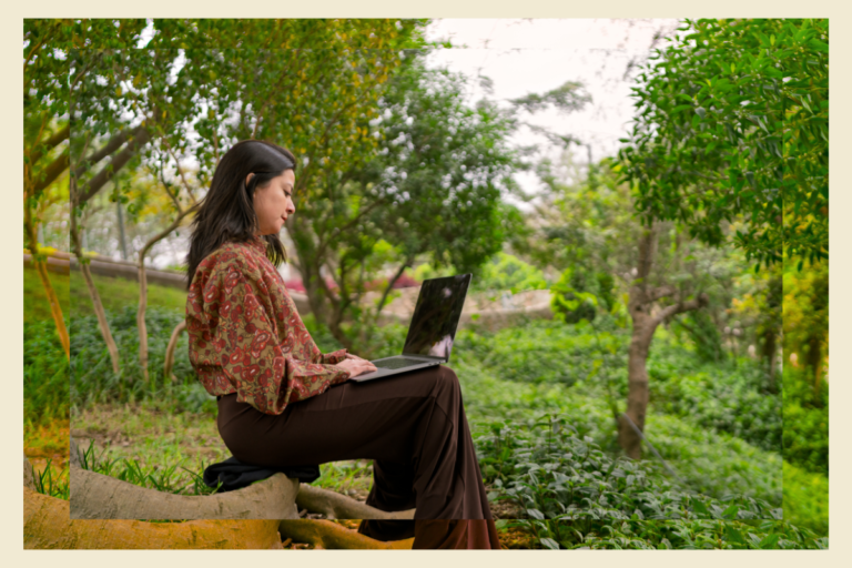 Trabalho remoto em alta: como ele pode transformar sua rotina (ou virar uma armadilha) Pessoa trabalhando ao ar livre.
